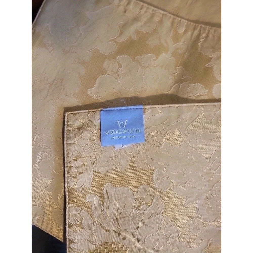 Wedgwood Gold Damask Jacquard Linen Lot 10 (5) 18x18 Napkins (5) 17x12 Placemats